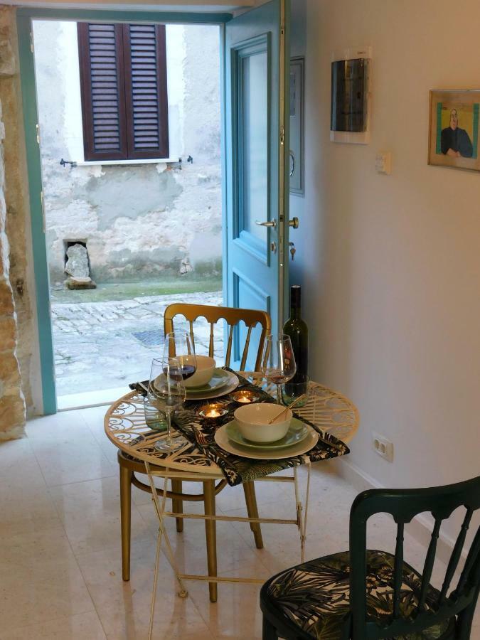 Bezauberndes Steinhaus Mit Garten In Der Altstadt Von רוביני מראה חיצוני תמונה